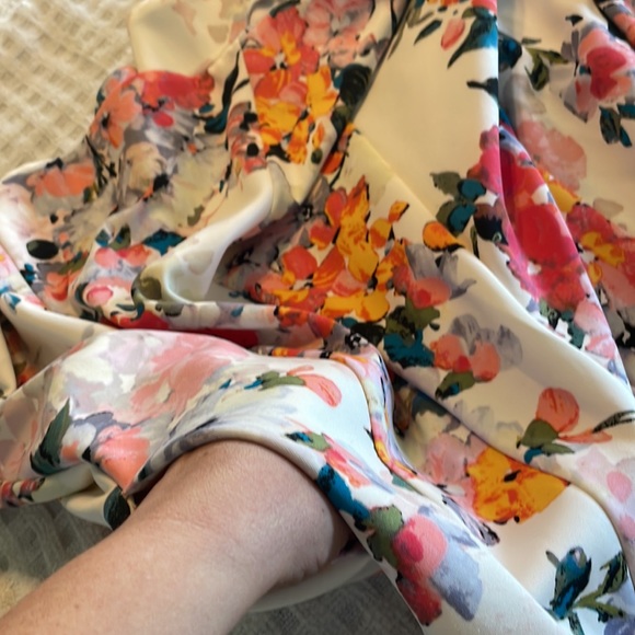 Just Taylor Women’s Floral Dress with pockets - Picture 8 of 9